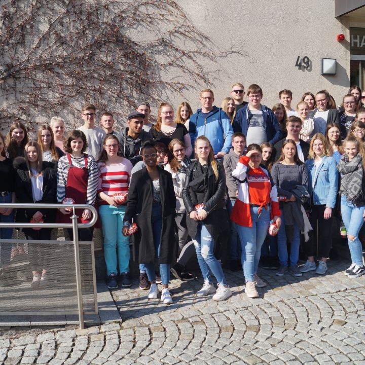 Die Teilnehmerinnen und Teilnehmer des Azubitags in Bad Königshofen mit Generalvikar Thomas Keßler (3. von rechts).